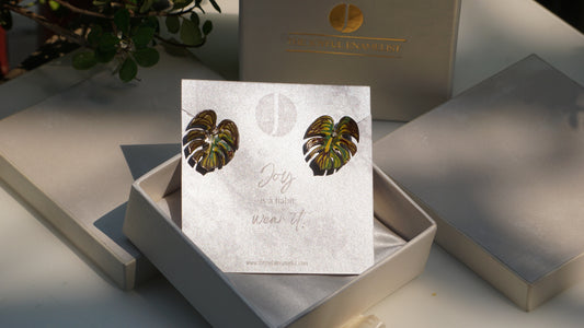 Monstera Love - Solemn Beauty